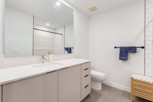 5016 17 Street Sw, Calgary, AB - Indoor Photo Showing Bathroom