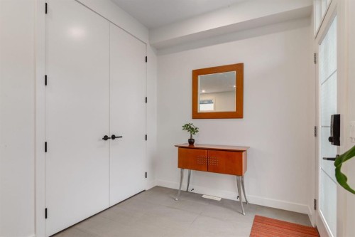 5016 17 Street Sw, Calgary, AB - Indoor Photo Showing Other Room