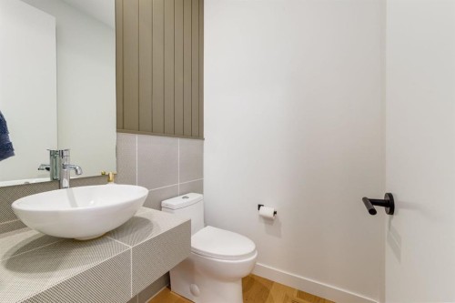 5016 17 Street Sw, Calgary, AB - Indoor Photo Showing Bathroom