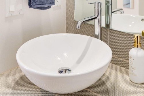 5016 17 Street Sw, Calgary, AB - Indoor Photo Showing Bathroom