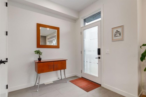 5016 17 Street Sw, Calgary, AB - Indoor Photo Showing Other Room