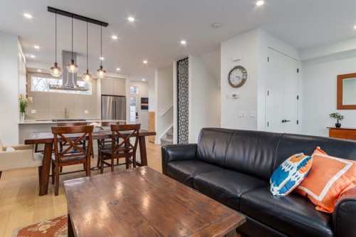 5016 17 Street Sw, Calgary, AB - Indoor Photo Showing Other Room