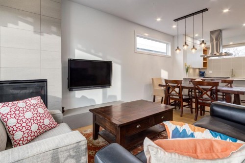 5016 17 Street Sw, Calgary, AB - Indoor Photo Showing Living Room