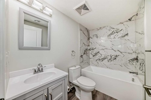 20 Creekstone Drive Sw, Calgary, AB - Indoor Photo Showing Bathroom