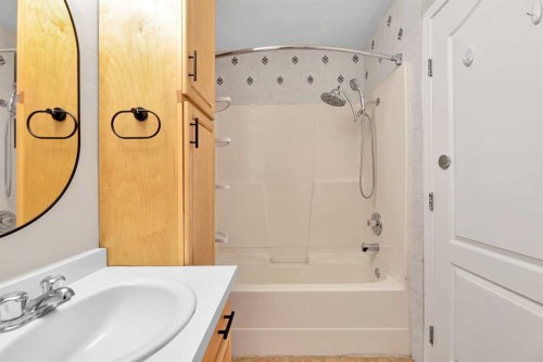 319-5404 10 Avenue Se, Calgary, AB - Indoor Photo Showing Bathroom