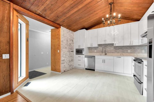 319-5404 10 Avenue Se, Calgary, AB - Indoor Photo Showing Kitchen With Upgraded Kitchen