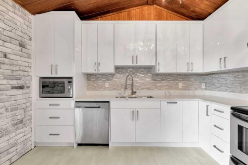 319-5404 10 Avenue Se, Calgary, AB - Indoor Photo Showing Kitchen With Upgraded Kitchen