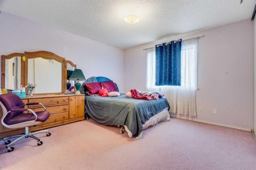 215 Appleglen Park Se, Calgary, AB - Indoor Photo Showing Bedroom