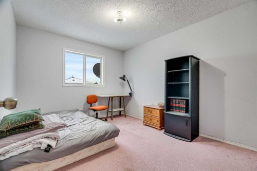 215 Appleglen Park Se, Calgary, AB - Indoor Photo Showing Bedroom