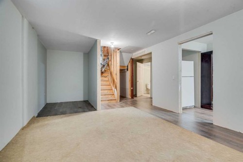 215 Appleglen Park Se, Calgary, AB - Indoor Photo Showing Other Room