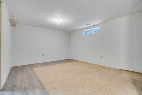 215 Appleglen Park Se, Calgary, AB - Indoor Photo Showing Other Room