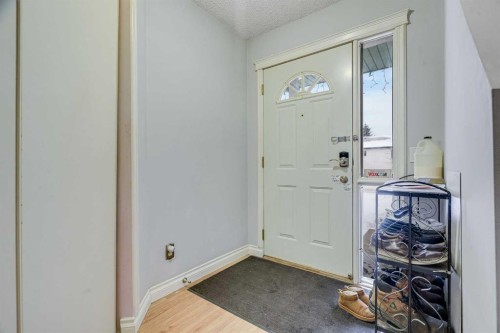 215 Appleglen Park Se, Calgary, AB - Indoor Photo Showing Other Room
