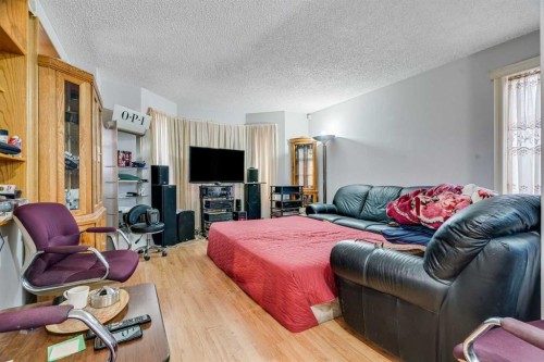 215 Appleglen Park Se, Calgary, AB - Indoor Photo Showing Living Room