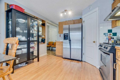 215 Appleglen Park Se, Calgary, AB - Indoor Photo Showing Kitchen