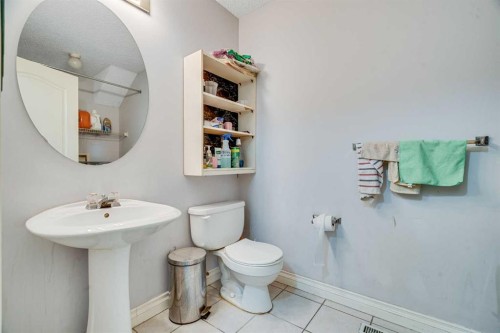 215 Appleglen Park Se, Calgary, AB - Indoor Photo Showing Bathroom