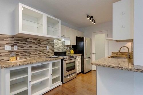 205-715 15 Avenue Sw, Calgary, AB - Indoor Photo Showing Kitchen With Upgraded Kitchen