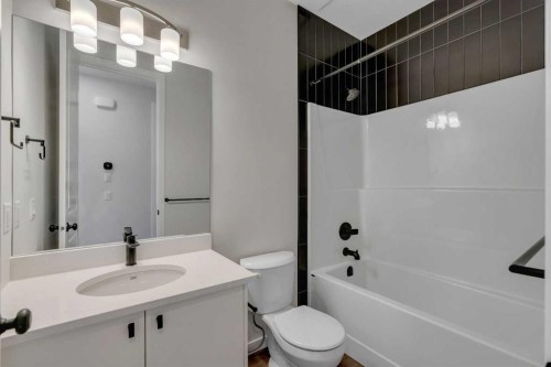 108 Creekview Manor Sw, Calgary, AB - Indoor Photo Showing Bathroom
