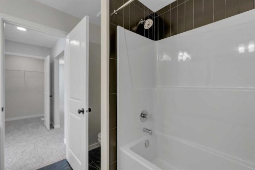 108 Creekview Manor Sw, Calgary, AB - Indoor Photo Showing Bathroom