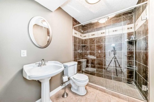 1396 Shawnee Road Sw, Calgary, AB - Indoor Photo Showing Bathroom