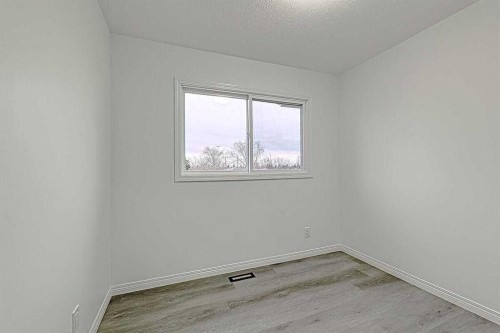 404 Pinehill Road Ne, Calgary, AB - Indoor Photo Showing Other Room