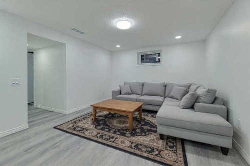 404 Pinehill Road Ne, Calgary, AB - Indoor