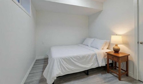 404 Pinehill Road Ne, Calgary, AB - Indoor Photo Showing Bedroom