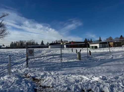 404 Pinehill Road Ne, Calgary, AB - Outdoor