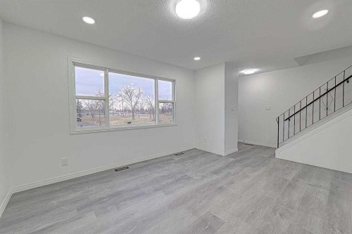 404 Pinehill Road Ne, Calgary, AB - Indoor Photo Showing Other Room