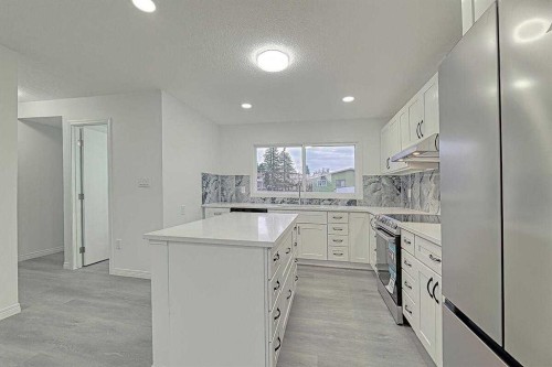 404 Pinehill Road Ne, Calgary, AB - Indoor Photo Showing Kitchen