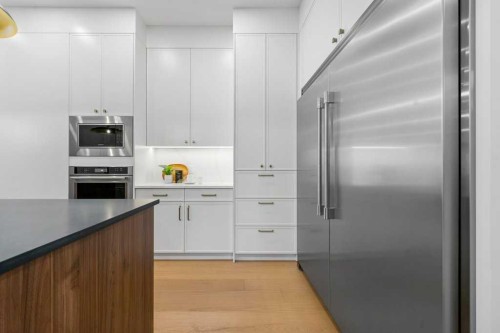 321 18 Avenue Nw, Calgary, AB - Indoor Photo Showing Kitchen