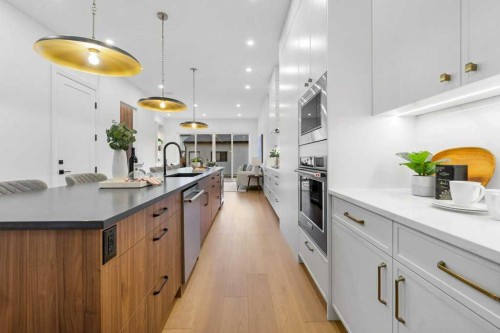321 18 Avenue Nw, Calgary, AB - Indoor Photo Showing Kitchen With Upgraded Kitchen