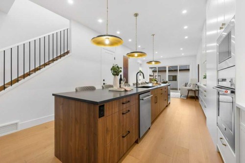 321 18 Avenue Nw, Calgary, AB - Indoor Photo Showing Kitchen With Upgraded Kitchen