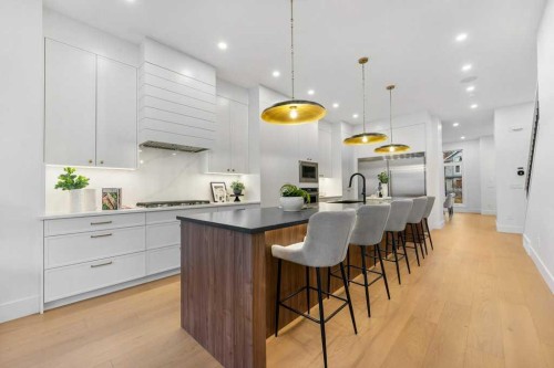 321 18 Avenue Nw, Calgary, AB - Indoor Photo Showing Kitchen With Upgraded Kitchen