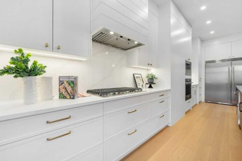 321 18 Avenue Nw, Calgary, AB - Indoor Photo Showing Kitchen With Upgraded Kitchen