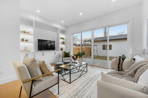 321 18 Avenue Nw, Calgary, AB - Indoor Photo Showing Living Room