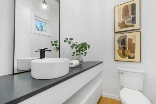 321 18 Avenue Nw, Calgary, AB - Indoor Photo Showing Bathroom