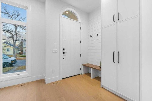 321 18 Avenue Nw, Calgary, AB - Indoor Photo Showing Other Room