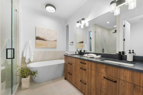 321 18 Avenue Nw, Calgary, AB - Indoor Photo Showing Bathroom