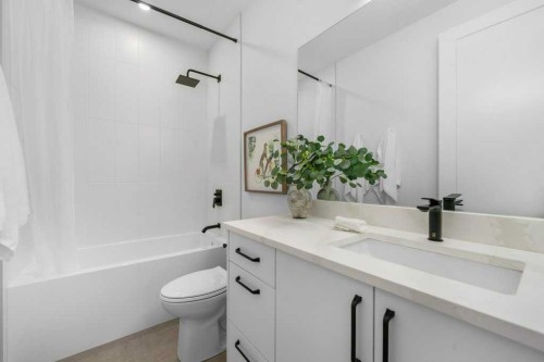 321 18 Avenue Nw, Calgary, AB - Indoor Photo Showing Bathroom