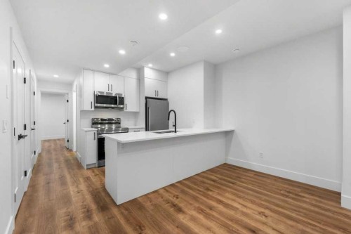 321 18 Avenue Nw, Calgary, AB - Indoor Photo Showing Kitchen With Upgraded Kitchen