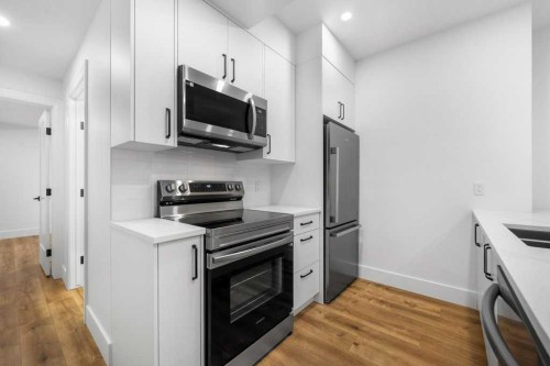 321 18 Avenue Nw, Calgary, AB - Indoor Photo Showing Kitchen