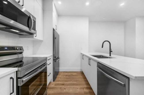 321 18 Avenue Nw, Calgary, AB - Indoor Photo Showing Kitchen With Double Sink With Upgraded Kitchen