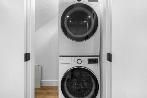 321 18 Avenue Nw, Calgary, AB - Indoor Photo Showing Laundry Room