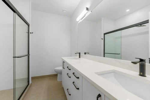 321 18 Avenue Nw, Calgary, AB - Indoor Photo Showing Bathroom