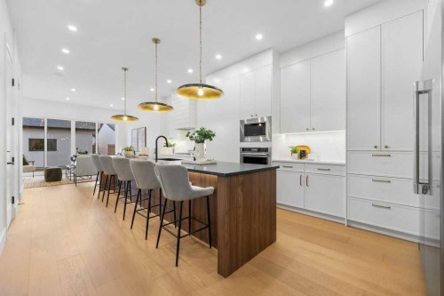 321 18 Avenue Nw, Calgary, AB - Indoor Photo Showing Kitchen With Upgraded Kitchen