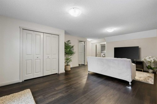 20 Walden View Se, Calgary, AB - Indoor Photo Showing Living Room
