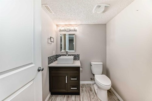 16 Fireside Way, Cochrane, AB - Indoor Photo Showing Bathroom