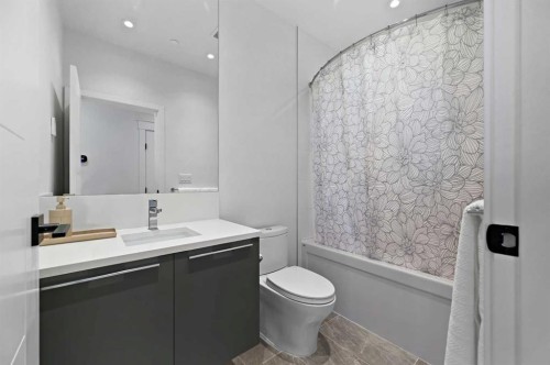 4104-530 3Rd Street Se, Calgary, AB - Indoor Photo Showing Bathroom