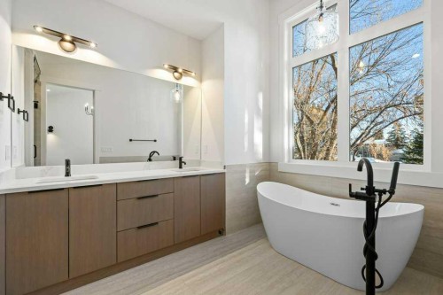 3519 42 Street Sw, Calgary, AB - Indoor Photo Showing Bathroom