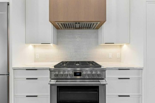 3519 42 Street Sw, Calgary, AB - Indoor Photo Showing Kitchen With Upgraded Kitchen